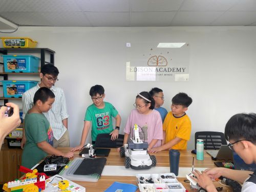 Chương Trình Robot và AI Học Cho Học Sinh Tiểu Học - Kiến Tạo Tài Năng